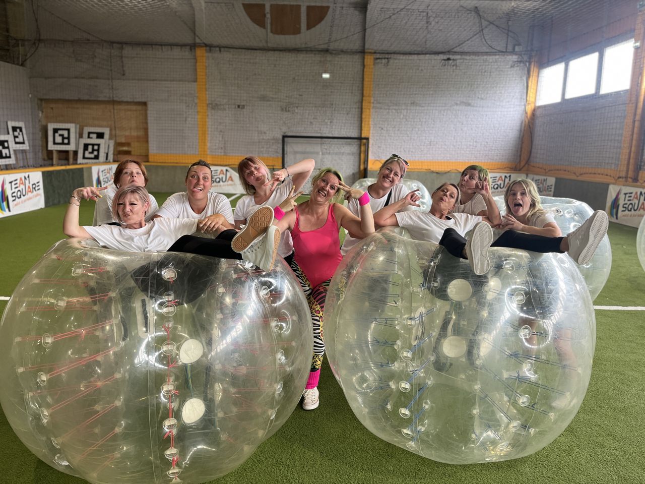 Un groupe s'amuse en bubble foot sur le terrain indoor de Team Square