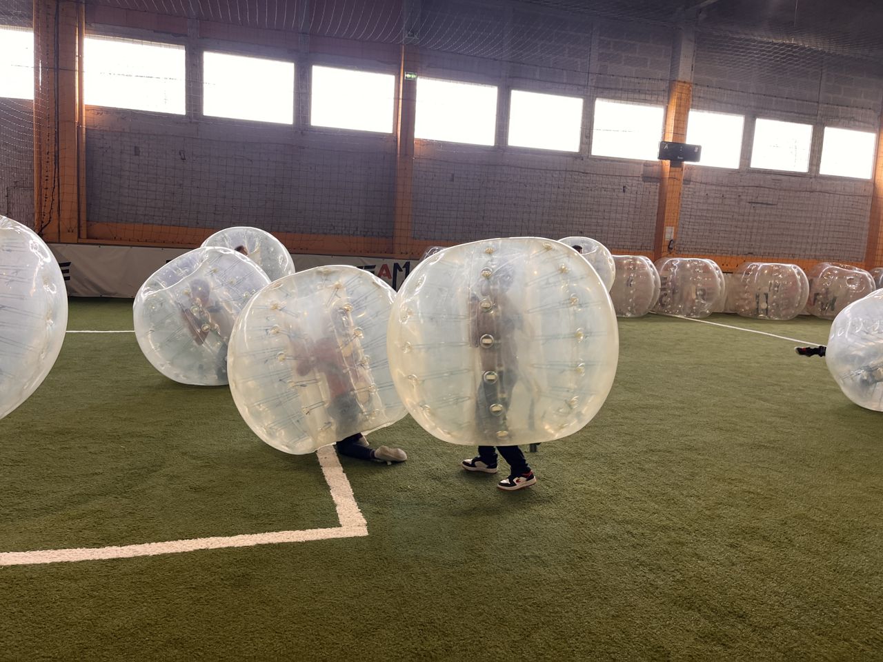Des joueurs se percutent dans leur bulle en pleine partie de bubble foot